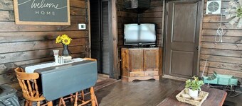 Country View Cabin: Wi-Fi, U-Driveway. Garage. Mins to lake/trails. Relaxation.