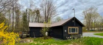 Country View Cabin. 5 min to the lake and trails. U-driveway, WiFi. Garage. Deck