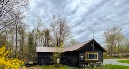 Country View Cabin. 5 min to the lake and trails. U-driveway, WiFi. Garage. Deck