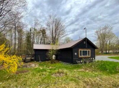 Country View Cabin. 5 min to the lake and trails. U-driveway, WiFi. Garage. Deck
