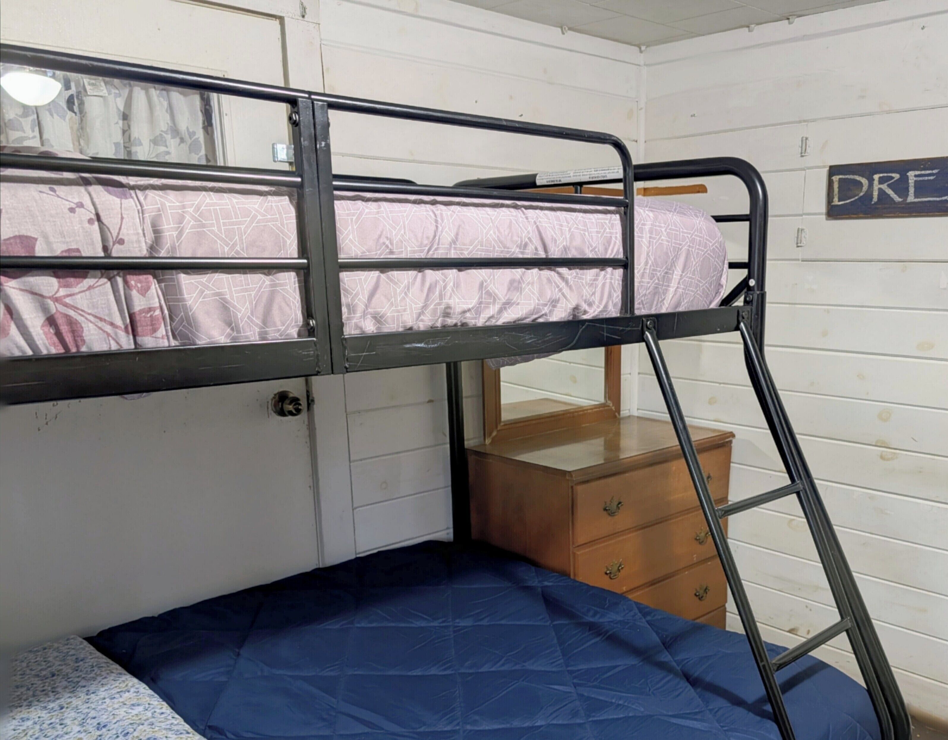 2 slaapkamers, een bureau, een strijkplank/strijkijzer, gratis wifi