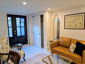 Living area - Gorgeous studio with AC in Cambridge Great Location (Cambridge)