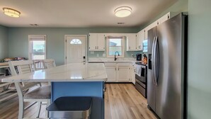 ماكينة لصنع القهوة/الشاي، ثلاجة، ميكروويف، موقد طهي مسطح