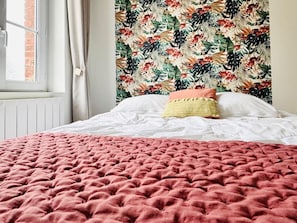 Iron/ironing board, Internet, bed sheets