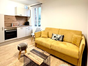 Living area - Beach access apartment, cliffs 200m away (Étretat)