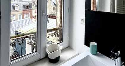 La brise marine-beach, cliffs 200m away, center