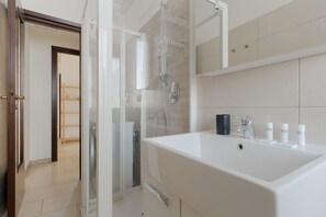 Shower, bidet, towels - GuestHost - Spacious 100m2 flat, ideal for up to 6 people, located on the fourth floor of a building with lift.The apartment is located in the Zara district, a key & well-connected area that connects the residential and commercial area of ​​Viale Zar (Milan)