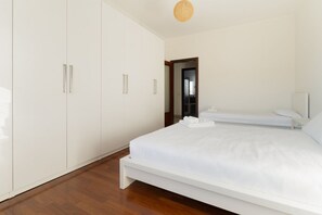 Iron/ironing board - GuestHost - Spacious 100m2 flat, ideal for up to 6 people, located on the fourth floor of a building with lift.The apartment is located in the Zara district, a key & well-connected area that connects the residential and commercial area of ​​Viale Zar (Milan)