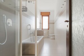 Douche, bidet, serviettes fournies