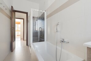 Shower, bidet, towels