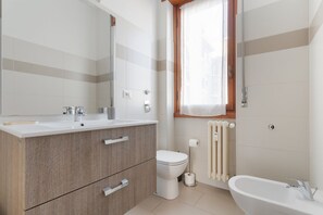 Shower, bidet, towels - GuestHost - Spacious 100m2 flat, ideal for up to 6 people, located on the fourth floor of a building with lift.The apartment is located in the Zara district, a key & well-connected area that connects the residential and commercial area of ​​Viale Zar (Milan)