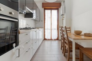 Fridge, microwave, dishwasher - GuestHost - Spacious 100m2 flat, ideal for up to 6 people, located on the fourth floor of a building with lift.The apartment is located in the Zara district, a key & well-connected area that connects the residential and commercial area of ​​Viale Zar (Milan)