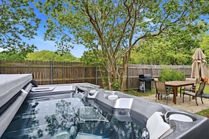 Outdoor dining - Hot Tub Retreat with Fenced Yard Near Lake Texoma (Denison)
