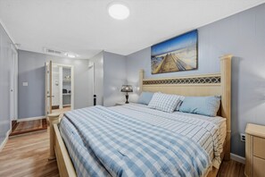 4 bedrooms, desk, iron/ironing board, WiFi