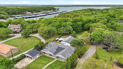 Hot Tub Retreat with Fenced Yard Near Lake Texoma