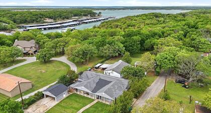 Hot Tub Retreat with Fenced Yard Near Lake Texoma