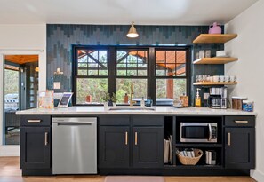 Réfrigérateur, four à micro-ondes, un four, surface de cuisson