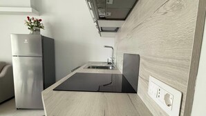 Une cuisine moderne avec un plan de travail en bois, un four encastré et un évier.
