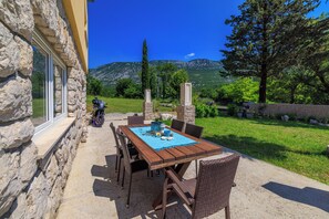 Outdoor dining - Vacation apartment for up to 6 people with pool and idyllic location (Tribalj)