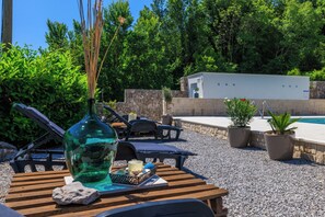 Terrace/patio - Vacation apartment for up to 6 people with pool and idyllic location (Tribalj)