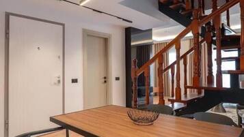Duplex Apartment | Ruang tamu | 45 cm televisyen skrin rata dengan kabel