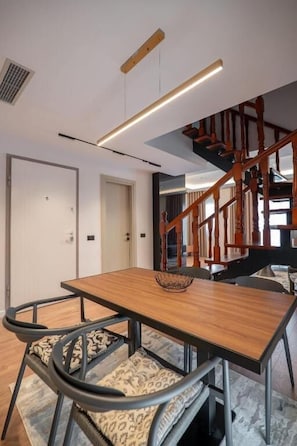 Duplex Apartment | Wohnbereich | 45-cm-Flachbildfernseher mit Kabelempfang