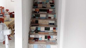 En trappa med en unik mosaikdesign.