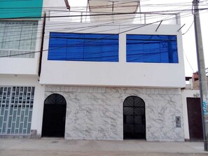 Exterior detail - House in front of El Bosque Playa Country Club and near Puntamar Boulevard (Lima)