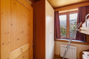 Interior - Apartment '2' with Shared Garden and Wi-Fi (Teola)