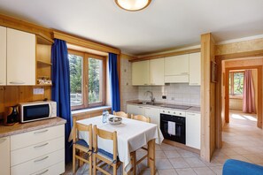 Fridge, microwave, oven, stovetop - Apartment '2' with Shared Garden and Wi-Fi (Teola)