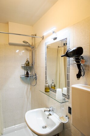 Douche, sèche-cheveux, serviettes fournies
