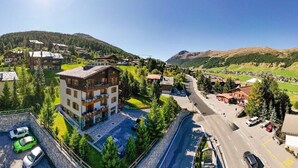 A mountain town with buildings, roads, and greenery. - Apartment 1 Shared Garden and Wi-Fi (Teola)