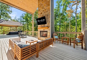 Outdoor dining - Pond Access | Pickleball | 2 Cabins | Sleeps 36 (Broken Bow)