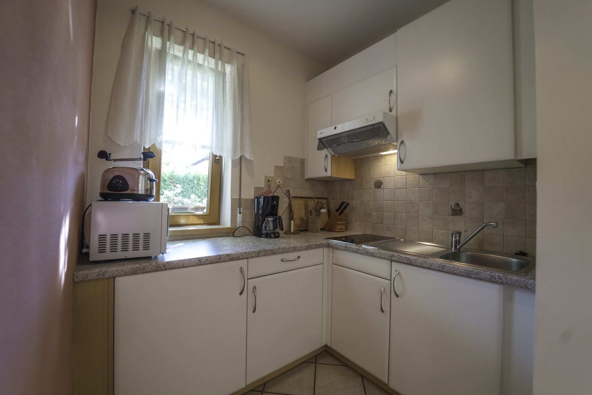 Coffee/tea maker, fridge, microwave, cookware/dishes/utensils