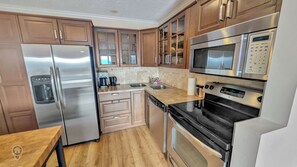 Frigorífico, microondas, horno y placa de cocina