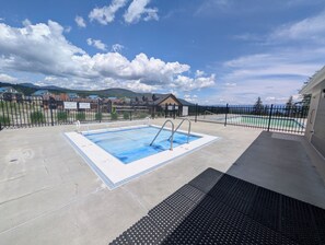 Outdoor pool - 2BR Rocky Mountain Condo – Steps from Slopes (Kimberley)