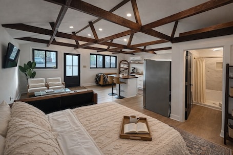 WiFi, bed sheets. Cozy Designer Studio w/ Outdoor Theater + Fire Pit + 1.5 miles to Masters