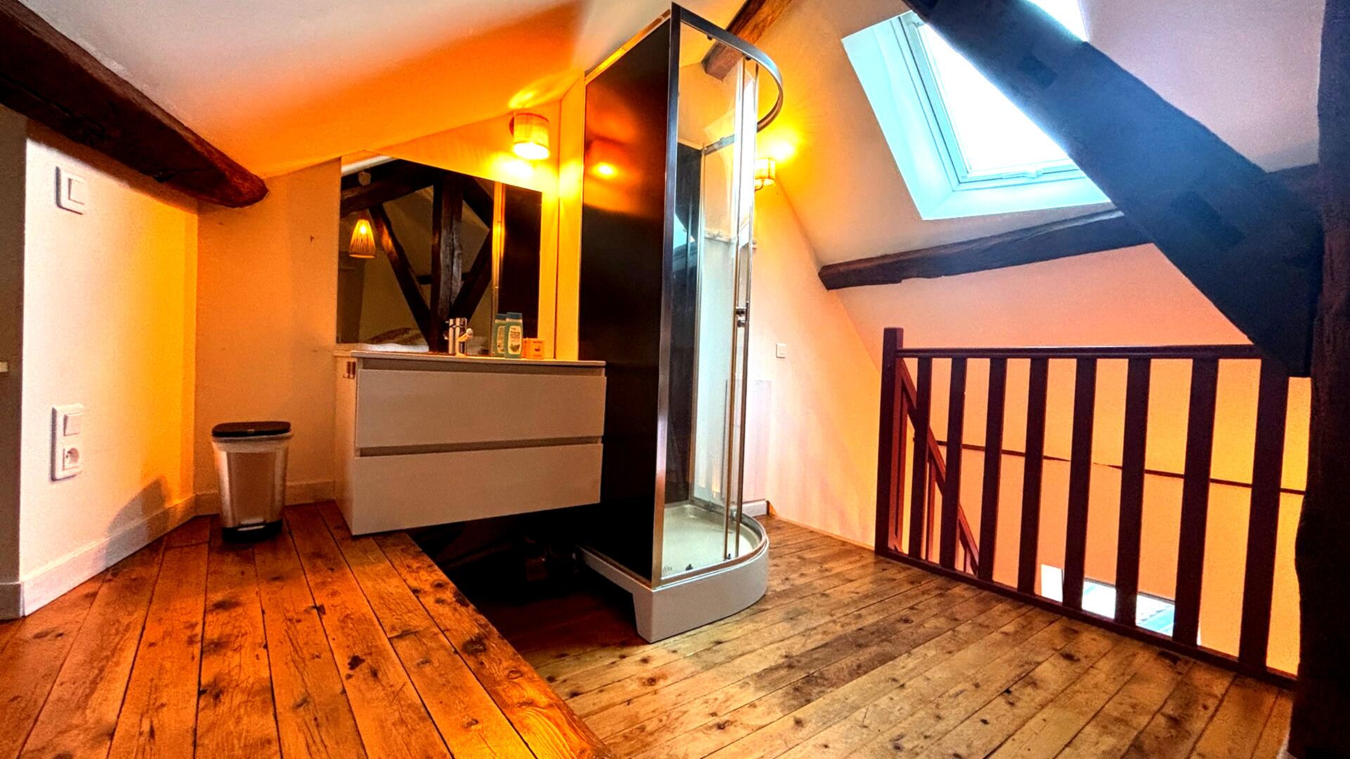 Douche et vasque en mezzanine
