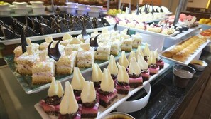 Una variedad de postres exhibidos en un bufé.