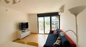 Living area - Apartment 'Summer Place' with Balcony and Wi-Fi (Monte Gordo)