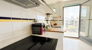Fridge, microwave, oven, stovetop - Apartment 'Summer Place' with Balcony and Wi-Fi (Monte Gordo)