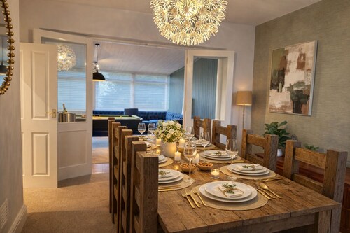Spacious 5 Br House, Sleeps 10, with Games Room, Gated Parking and Large Garden