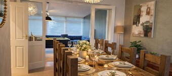 Spacious 5 Br House, Sleeps 10, with Games Room, Gated Parking and Large Garden