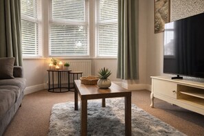 Living area - Spacious 5 Br House, Sleeps 10, with Games Room, Gated Parking and Large Garden (Mapperley)