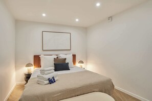 Iron/ironing board, WiFi, bed sheets - Modern Apartment Center of Paris Montmartre (Paris)