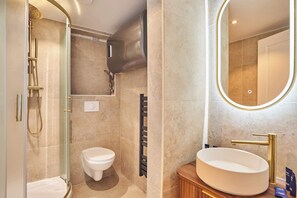 Shower, hair dryer, towels, shampoo - Modern Apartment Center of Paris Montmartre (Paris)