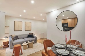 TV, offices - Modern Apartment Center of Paris Montmartre (Paris)