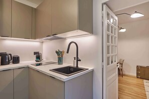 Fridge, microwave, oven, stovetop - Lovely apartment Montmartre - Center of Paris (Paris)