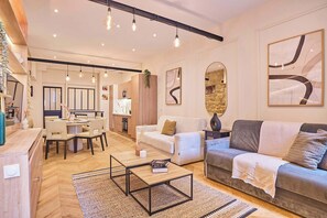 TV, table football, offices - Beautiful apartment in the heart of Paris 10 people (Paris)