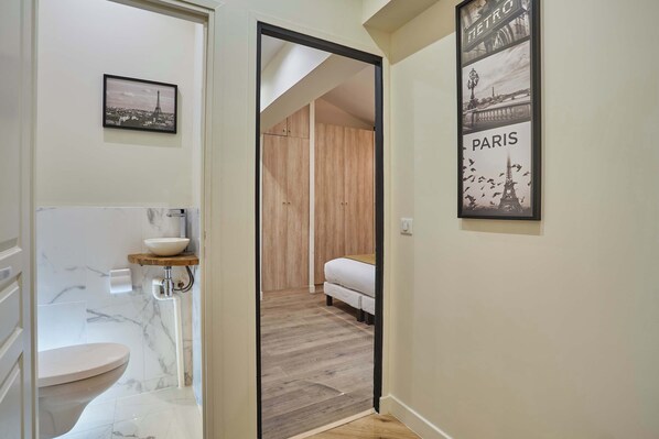 Shower, hair dryer, towels, shampoo - Beautiful apartment in the heart of Paris 10 people (Paris)